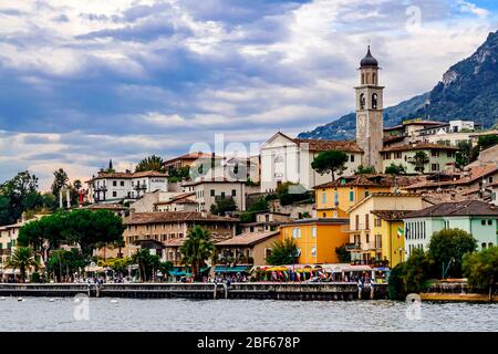 Limone Sul Garda, Brescia / Italien - 24. September 2017: Blick auf die Küste und das Dorf. Stockfoto