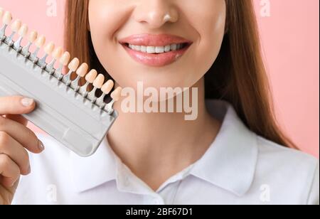 Schöne junge Frau mit Zähnen Farbproben, Nahaufnahme Stockfoto