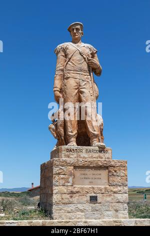 Pastor Bardenero, oder der Bardenero-Hirte, eine Statue des spanischen Bildhauers und Künstlers Antonio Loperena Eseverri, 1922 - 2010. Bardenas Reales de Navar Stockfoto