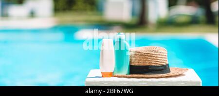 Sonnencreme-Flaschen, Brillen, Seesterne am Rand des Pools Stockfoto