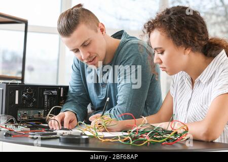 Elektronische Techniker, die im Service Center arbeiten Stockfoto