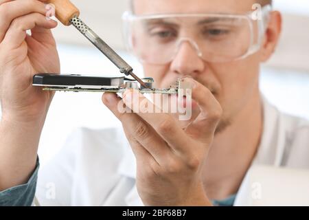 Elektroniktechniker, der im Service Center arbeitet Stockfoto