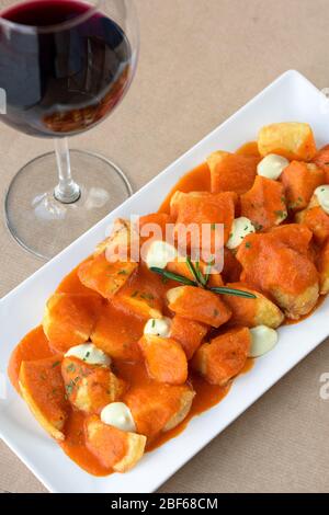 Spanische Tapas von Patatas Bravas auf einer Marmorplatte (gechipte Kartoffeln in würziger Tomatensauce), Spanien, Westeuropa. Stockfoto