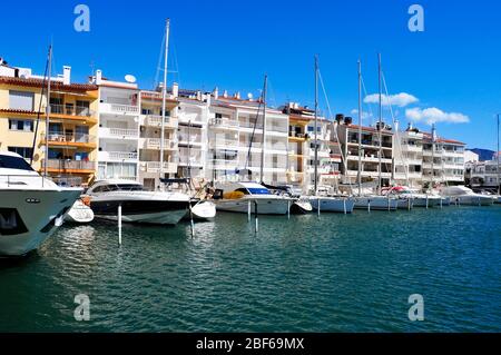 Castello DE EMPURIES, SPANIEN - 21. MAI: Am 21. Mai 2015 wurden in der Marina von Empuriabrava in Castello de Empuries, Costa Brava, Spanien, Yachten gefestert. Empuria Stockfoto