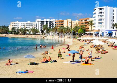 SANTA EULARIA DES RIU, SPANIEN - JUNI 14: Sonnenanbeter am Strand von Santa Eulalia am 14. Juni 2015 in Santa Eularia des Riu, auf Ibiza, Spanien. Ibiza ist Stockfoto