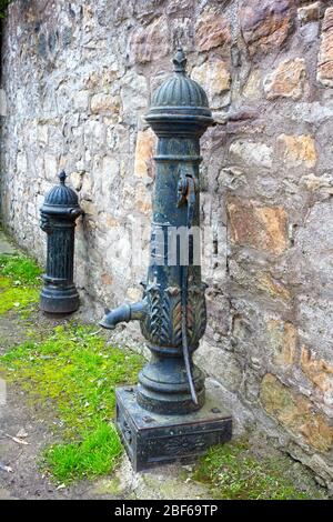 Alte öffentliche Wasserpfeife, Blackness, West Lothian, Schottland, Großbritannien. Stockfoto