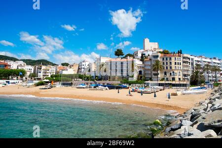 SANT POL, SPANIEN - MAI 23: Blick auf den Strand von Platja de les Barques und die Ermita de Sant Pau auf dem Gipfel des Hügels am 23. Mai 2015 in Sant Pol, Spanien. Stockfoto