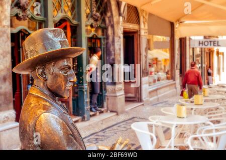 LISSABON, PORTUGAL - MÄRZ 18: Statue von Fernando Pessoa vor dem Cafe A Brasileira am 18. März 2014 in Lissabon, Portugal. Diese ikonische Statue und die Stockfoto