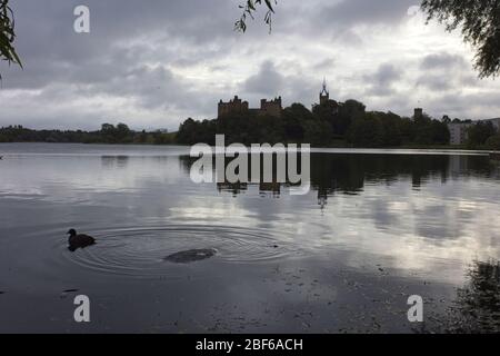 Stimmungsvolle Beleuchtung über dem Linlithgow Loch und dem Palace, Linlithgow, West Lothian, Schottland, Großbritannien. Stockfoto