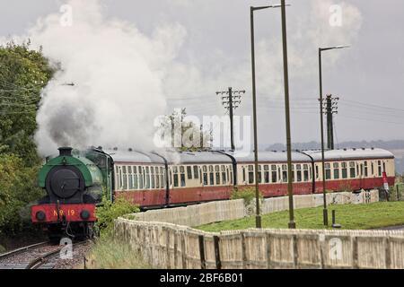 Eine alte Satteldampfmaschine, die einen Zug auf der Bo'Ness und Kinneil Heritage Railway, West Lothian, Schottland, Großbritannien, zieht. Stockfoto