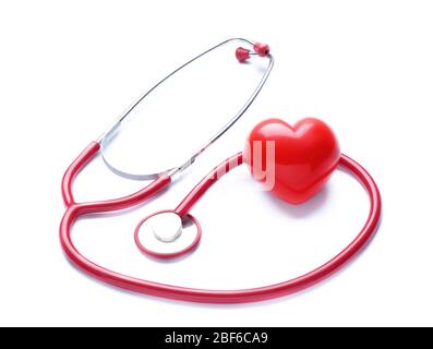 Stethoskop und Herz auf weißem Hintergrund. Kardiologiekonzept Stockfoto