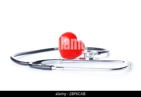 Stethoskop und Herz auf weißem Hintergrund. Kardiologiekonzept Stockfoto