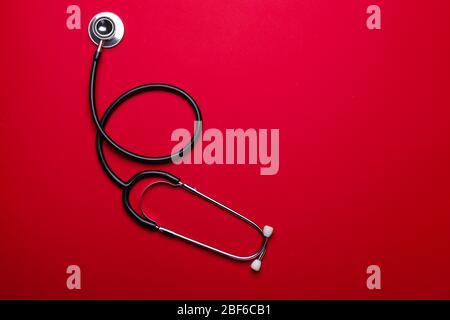 Stethoskop auf Farbhintergrund. Konzept der Kardiologie Stockfoto