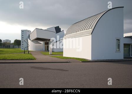 Weiße dekonstruktivistische Architektur Vitra Design Museum Galerie Vitra Campus by Frank Gehry Stockfoto