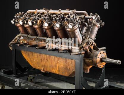 Curtiss V4 V12-Motor. Typ: Hubkolben, V-Typ, 12 Zylinder, wassergekühltLeistung: 224 kW (300 ps) bei 1,400 U/min.Displacement: 27 L (1,649 Cu in.)Bohrung und Hub: 127 mm (5 in.) x 178 mm (7 in.)Gewicht: 493 kg (1,086 lb)Gegen Ende 1915 führte Curtiss eine Entwurfsstudie für ein großes Flugzeug durch Stockfoto