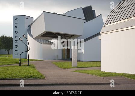 Weiße dekonstruktivistische Architektur Vitra Design Museum Galerie Vitra Campus by Frank Gehry Stockfoto