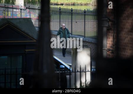 Der Berater des Premierministers Dominic Cummings kommt zur Arbeit in Downing Street, London. PA-Foto. Bilddatum: Freitag, 17. April 2020. Premierminister Boris Johnson bleibt in Chequers, Buckinghamshire, wo er sich nach seiner Krankenhauseinweisung mit dem Coronavirus wieder rekonvalesziere. Siehe PA Geschichte GESUNDHEIT Coronavirus. Foto-Kredit sollte lauten: Stefan Rousseau/PA Wire Stockfoto