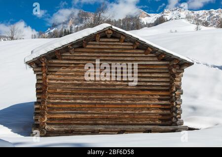 Kleine Holzhütte im Wintertag mit frischem Schnee in den Bergen Stockfoto