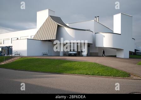 Weiße dekonstruktivistische Architektur Vitra Design Museum Galerie Vitra Campus by Frank Gehry Stockfoto