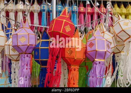 Traditionell dekorierte bunte Papierlaternen aus dem Norden Thailands während des Yee Peng Festivals, für Opferbuddhist im Thai Tempel. Stockfoto