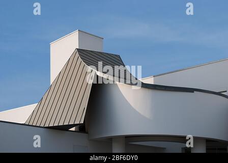 Weiße dekonstruktivistische Architektur Vitra Design Museum Galerie Vitra Campus by Frank Gehry Stockfoto