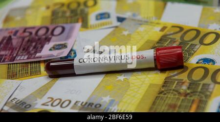 Euro-Geldschein als Symbol der wirtschaftlichen Rezession. Stockfoto