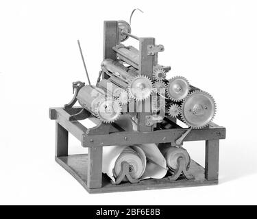 Patentmodell für eine Rollenmaschine mit Bahndurchdrehung. Dieses Patentmodell demonstriert eine Erfindung für eine kompakte Rotationspresse mit Formen zum beidseitigen Druck des Papiers, die an den beiden Enden eines einzelnen Zylinders montiert ist. Der Erfindung wurde das Patent Nr. 212444 erteilt. Stockfoto