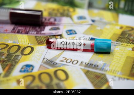 Euro-Geldschein als Symbol wirtschaftliche Rezession.. Stockfoto