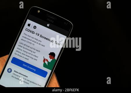 Maski, Indien - 17. April 2020 : COVID-19 Sceening Tool Website entwickelt von Apple Inc. Und dem CDC für die neuartige Coronavirus-Selbsteinschätzung. Stockfoto