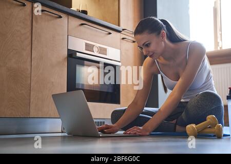 Junge Frau starrt auf einen Laptop-Bildschirm Stockfoto