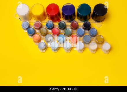 Mehrfarbige Farben zum Zeichnen von Bildern. Fingerfarben. Kunstschule Stockfoto