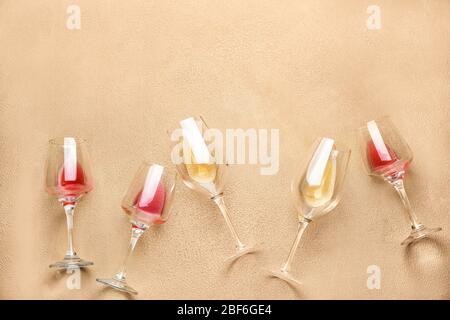 Gläser mit verschiedenen Wein auf farbigen Hintergrund Stockfoto