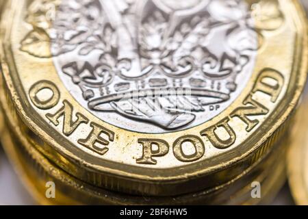 LONDON, Großbritannien - APRIL 2019: Nahaufnahme des unteren Randes einer britischen Währung GBP - eine Pfund-Münze Stockfoto