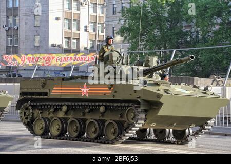 Die Infanterie-Königin BMP-3 bewegt sich entlang der Tverskaya Straße Stockfoto