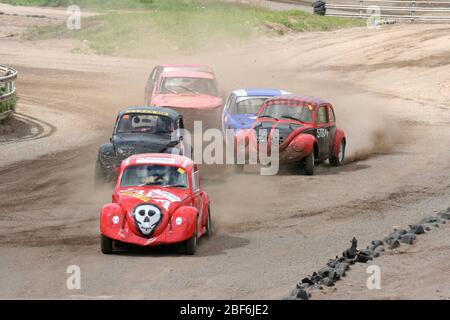 Ein roter Klassiker volkswagen Buggy übernimmt die Führung in diesem Rennen namens Folkrace. Vimmerby, Schweden. Stockfoto