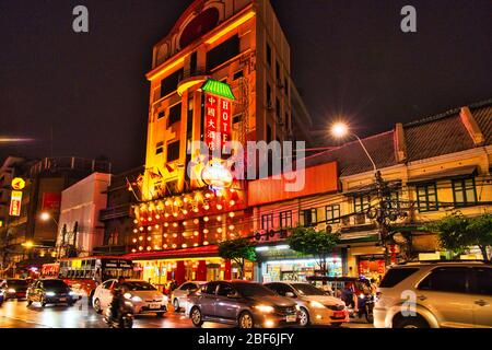 Abend in der Yaowarat Straße in Chinatown, Bangkok, Thailand.China in der Nacht ist eine Touristenattraktion und ein wichtiger Ort für Reisende Stockfoto