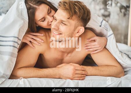 Fröhlicher bärtiger Mann, der tief in seinen Gedanken ist Stockfoto