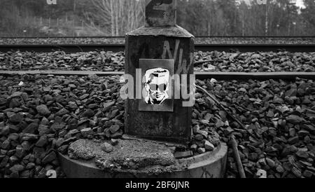 Graffitti und ein mans Gesicht gemalt. Gefunden auf einem Eisenbahnhof in Stockholm, Schweden. Stockfoto