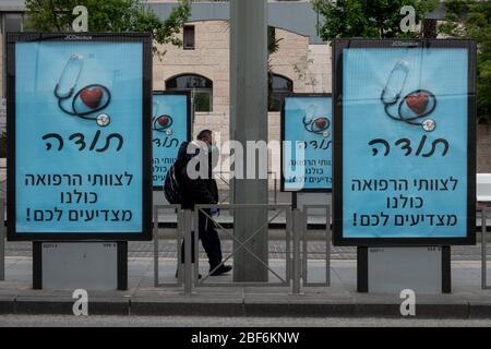 Jerusalem, Israel. April 2020. Hebräische Banner in den nahe leeren Straßen zahlen Dank an medizinische Teams, die während der Coronavirus-Krise um die öffentliche Gesundheit kämpfen. Die Zahl der bestätigten COVID-19-Fälle in Israel steigt auf 12,855 mit 148 Todesfällen. Quelle: Nir Alon/Alamy Live News Stockfoto