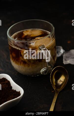 Kalter Kaffee mit schwerem Eis und Eis, in niedriger, vertikaler Position Stockfoto