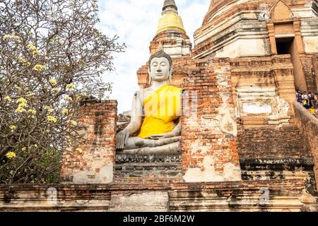 Buddha-Statuen vor Stupa am Wat Yai Chai Mongkons, Ayutthaya, Thailand Stockfoto