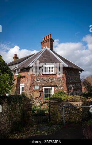 Die abgeschnittene Basis einer alten Windmühle, die einst Leonard und Virginia Woolf im Zentrum von Lewes, East Sussex, Großbritannien, gehörte Stockfoto