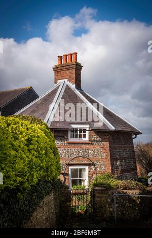 Die abgeschnittene Basis einer alten Windmühle, die einst Leonard und Virginia Woolf im Zentrum von Lewes, East Sussex, Großbritannien, gehörte Stockfoto