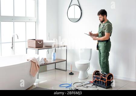 Klempner Installation Toilettenschüssel im Badezimmer Stockfoto