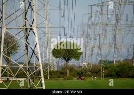 Überspannungsleitungen, 380 KV, im Umspannwerk Gohrpunkt kommt der Strom aus dem Rheinischen Braunkohlebergbaugebiet bei Gohr, Grevenbroich, Ge Stockfoto