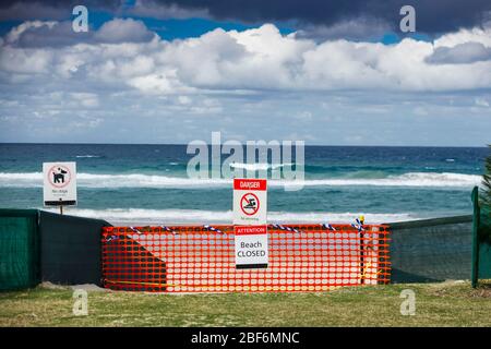 Strand geschlossen covid 19 Zeichen, Strand geschlossen oder Abschaltung Konzept inmitten Coronavirus Ängste und Panik über ansteckende Virus Ausbreitung, 2019-ncov-Sperrung Stockfoto