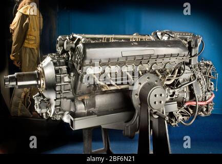 RollsRoyce Merlin RM 14SM Mk 100 V12-Motor. Typ: Hubkolben, V-Typ, 12 Zylinder, Druck flüssigkeitsgekühlt, superchargedLeistung: 1,227 kW (1,645 ps) bei 3,000 U/min.Displacement: 27 L (1,649 Cu in.)Bohrung und Hub: 137.16 mm (5.4 in.) x 152.4 mm (6 in.)Gewicht: 778 kg (1,715 lb)gebildet im Jahr 1906 für die Herstellung von Automobilen, Rol Stockfoto