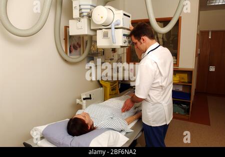 Der Radiologe richtet die bildgebende Steuereinheit ein, um das Licht auf den gewünschten Bereich des Patienten zu richten Stockfoto