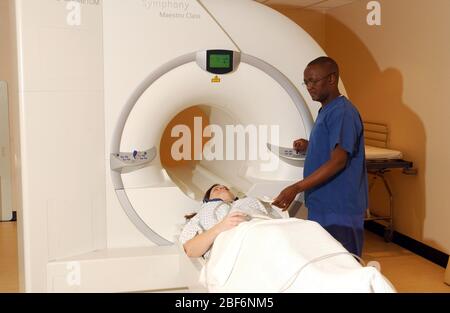 Eine Patientin liegt auf dem Untersuchungstisch eines Magnetresonanztomographen (MRT), der hauptsächlich zur Visualisierung von Körperstruktur und f verwendet wird Stockfoto