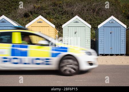 Bournemouth, Dorset, Großbritannien. April 2020. Trotz der Regierungslockierung machen Hunderte von Familien, Freunden, Radfahrern und Läufern das Beste aus dem Krieg Stockfoto